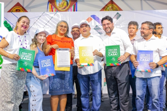 Rafael Fonteles entrega 945 registros de imóveis e transforma em realidade o sonho de famílias na zona sudeste de Teresina